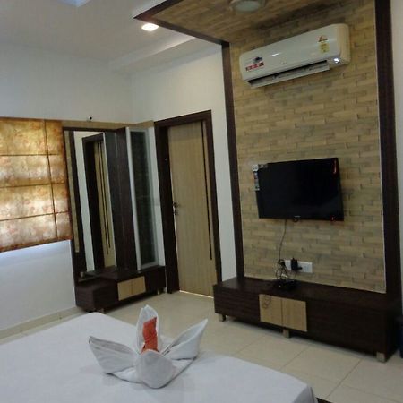 10 Blossoms Hospitality Services Ahmedabad Esterno foto