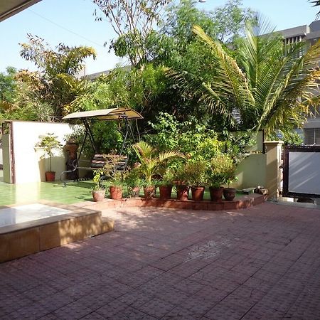 10 Blossoms Hospitality Services Ahmedabad Esterno foto