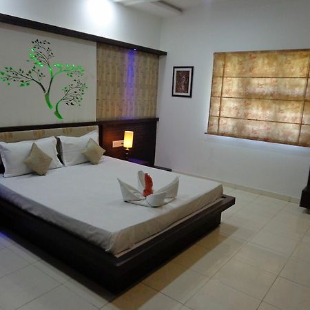 10 Blossoms Hospitality Services Ahmedabad Esterno foto