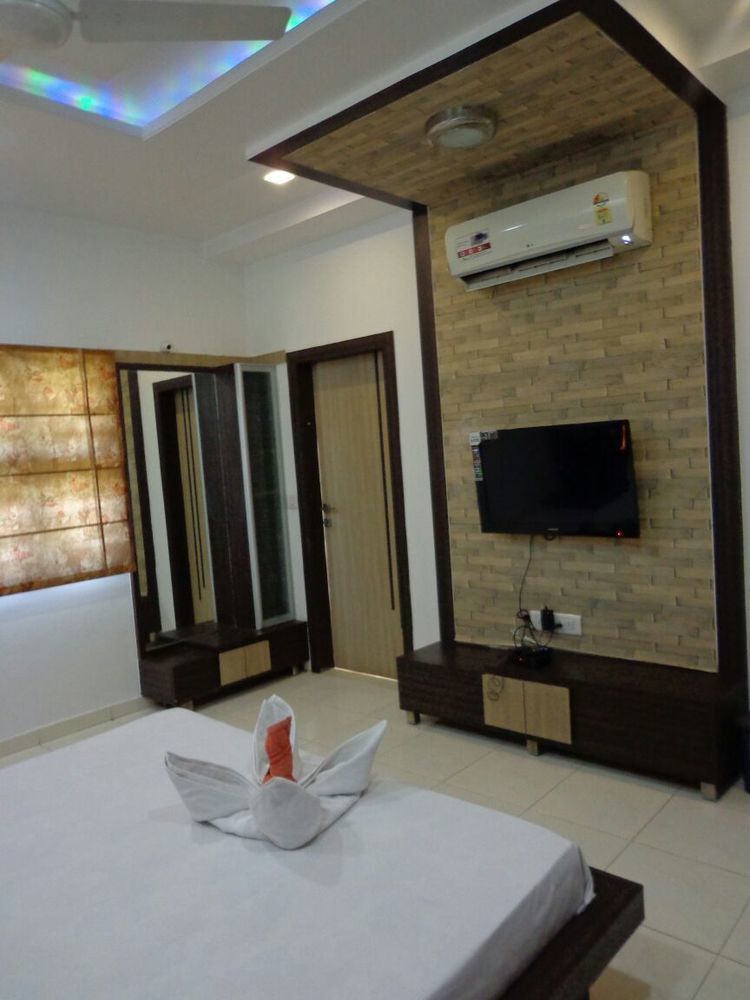 10 Blossoms Hospitality Services Ahmedabad Esterno foto