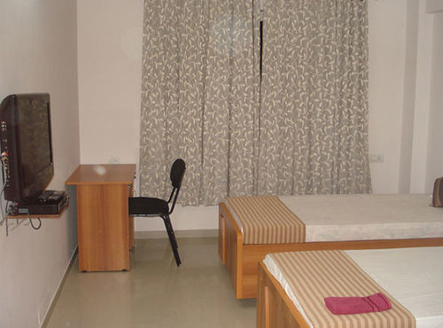 10 Blossoms Hospitality Services Ahmedabad Esterno foto