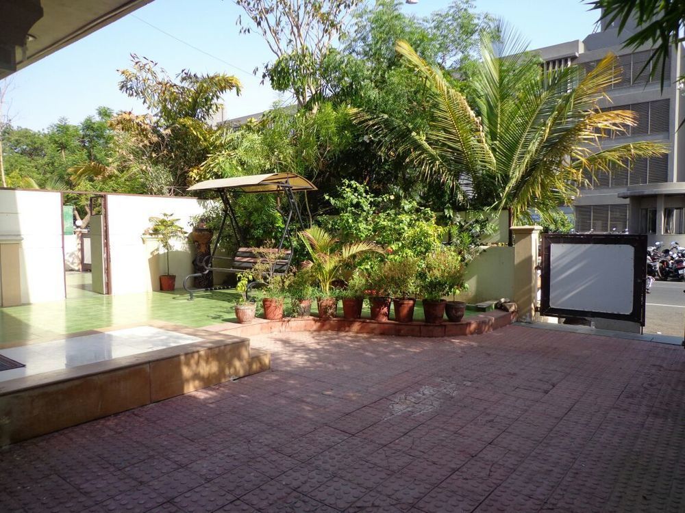 10 Blossoms Hospitality Services Ahmedabad Esterno foto