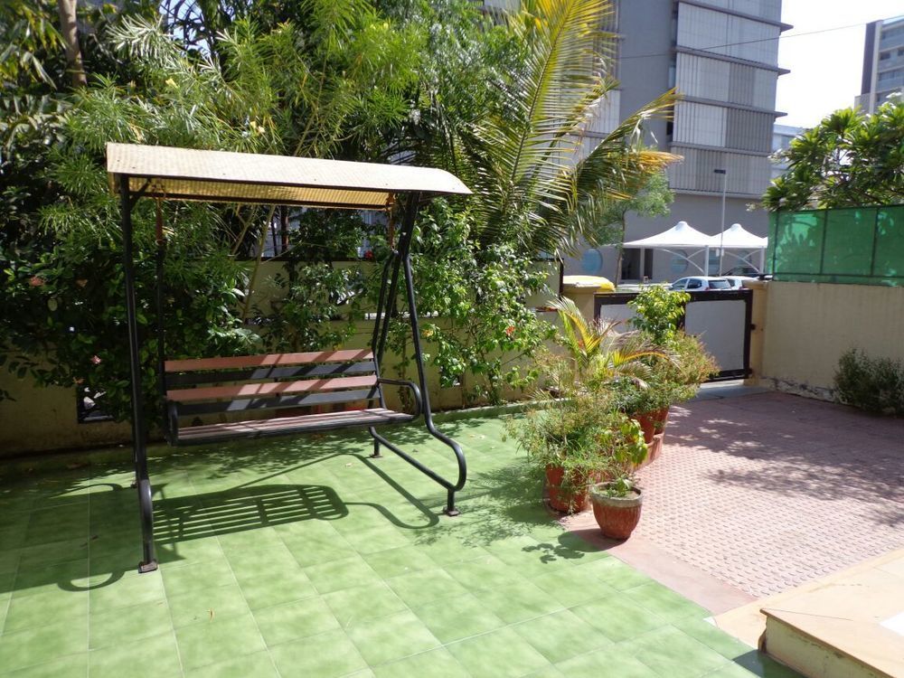 10 Blossoms Hospitality Services Ahmedabad Esterno foto
