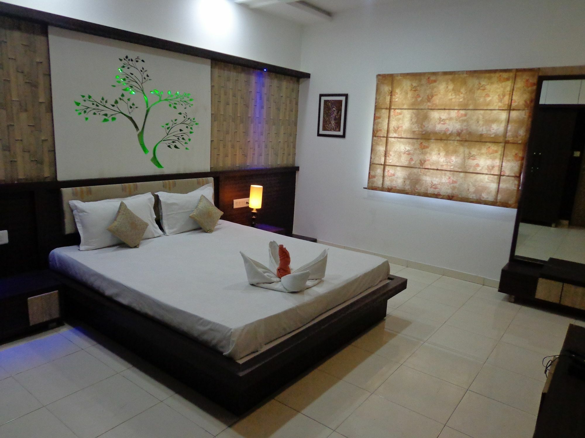 10 Blossoms Hospitality Services Ahmedabad Esterno foto